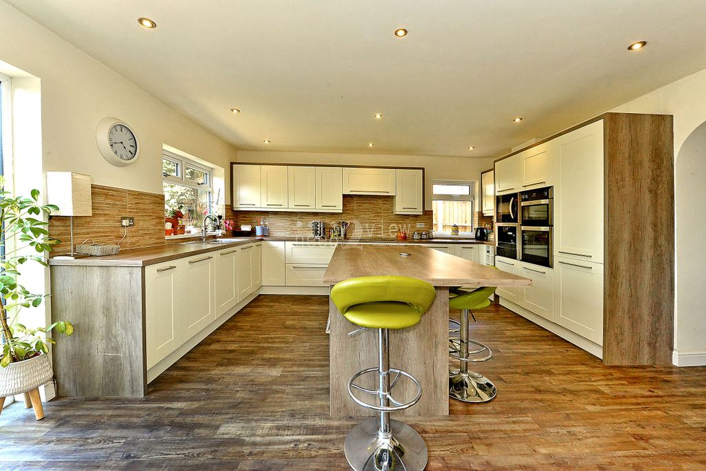 Property photo 3 of 32