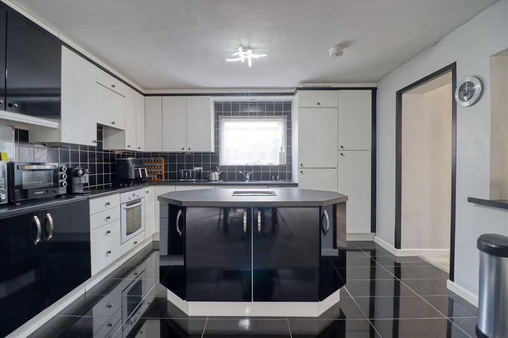 Property photo 3 of 22