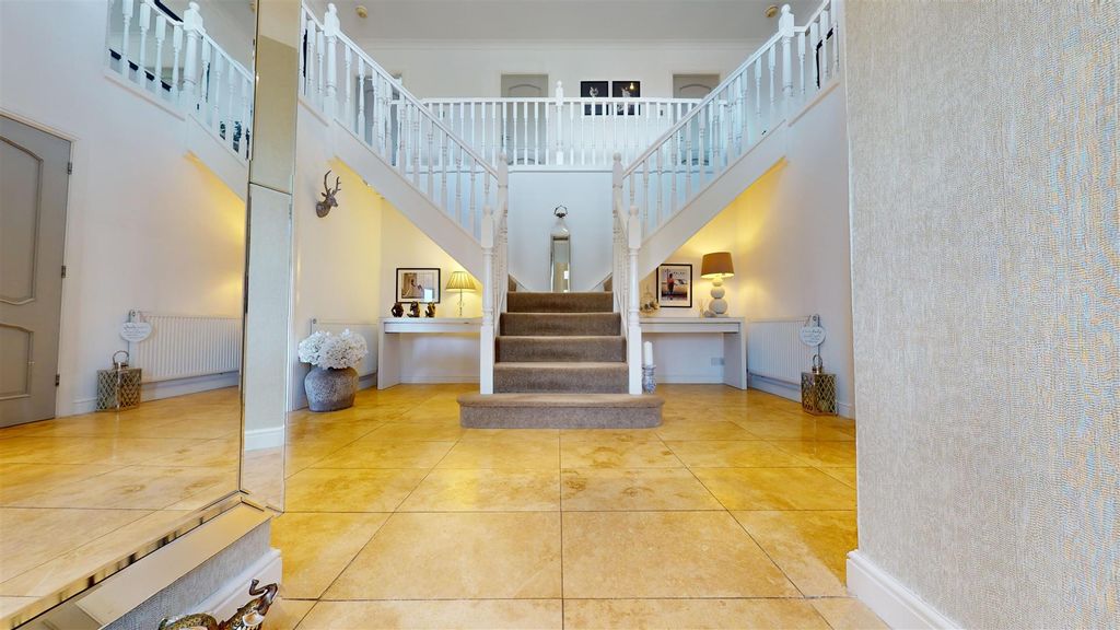 Property photo 3 of 34 Village View Hall