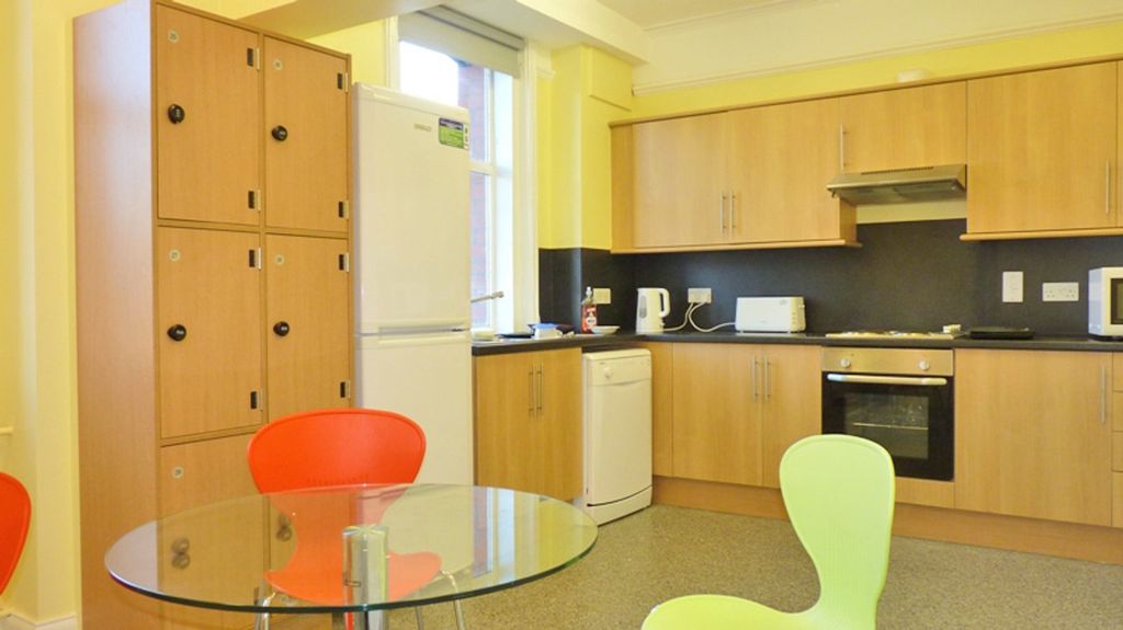 Property photo 3 of 10 A Bright And Tidy Kitchenette Featuring Modern App...