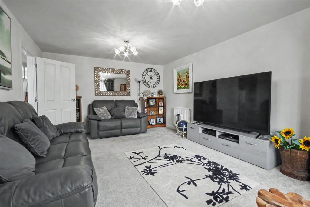 Property photo 2 of 30 Lounge