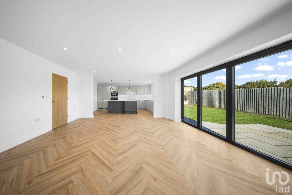 Property photo 2 of 28