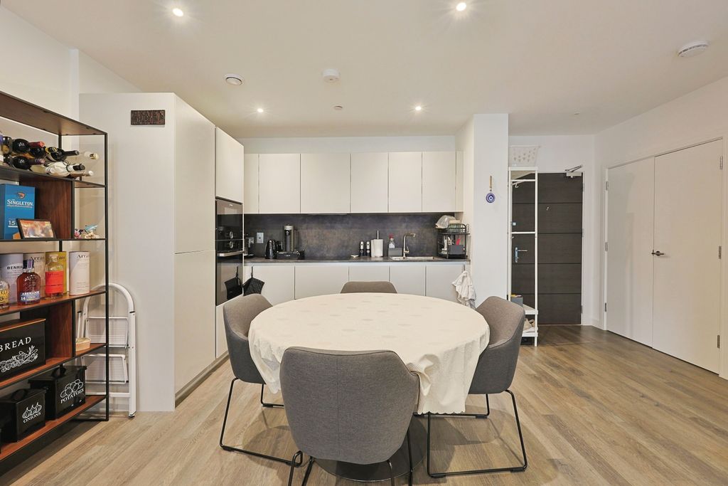 Property photo 3 of 18 Kitchen