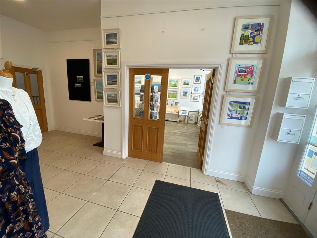 Property photo 2 of 8 Hallway.Jpg