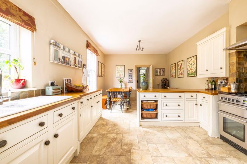 Property photo 1 of 25 Photo 7