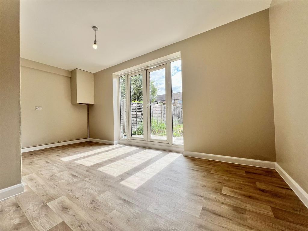 Property photo 3 of 10 Dining Room