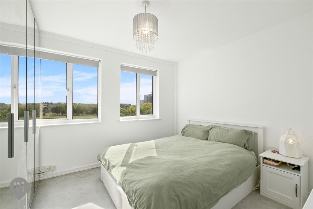 Property photo 2 of 7 Bedroom Lm.Jpg