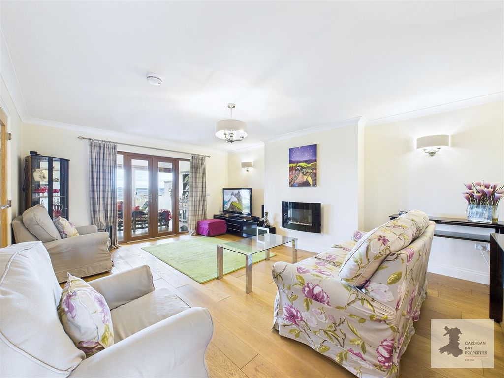 Property photo 2 of 40 Lounge