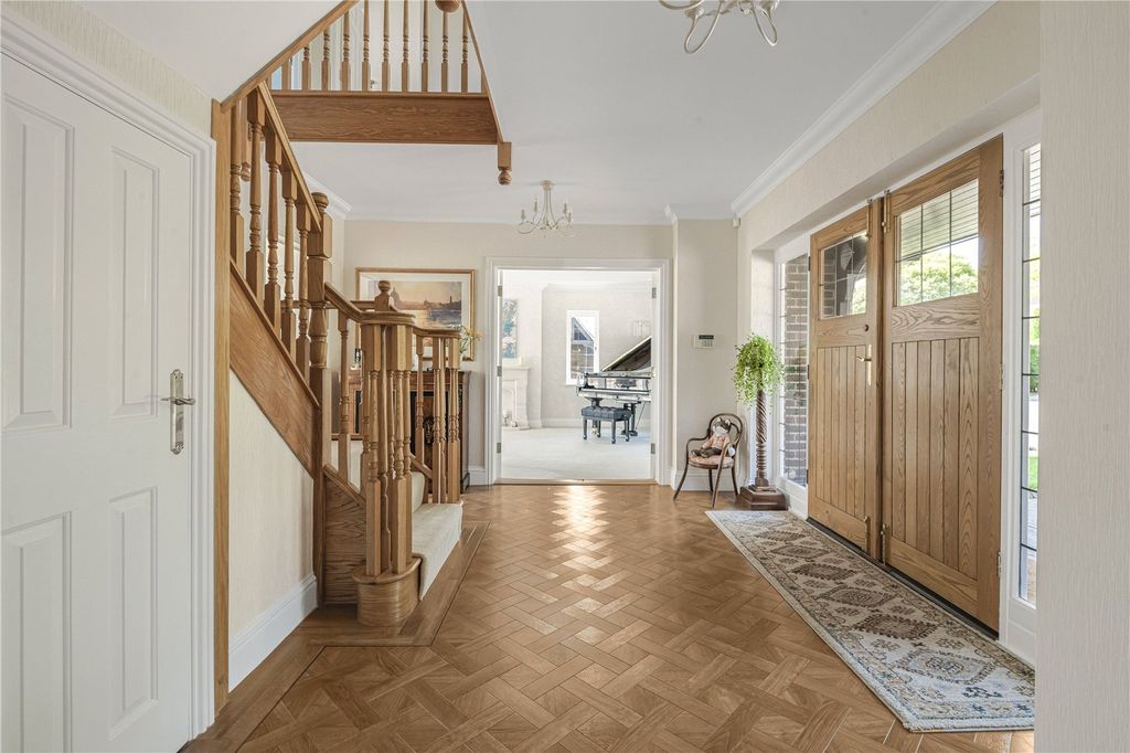 Property photo 3 of 33 Entrance Hall