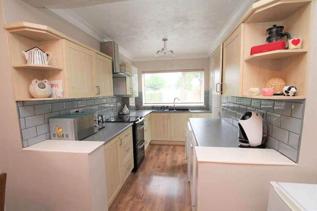 Property photo 3 of 16 Kitchen