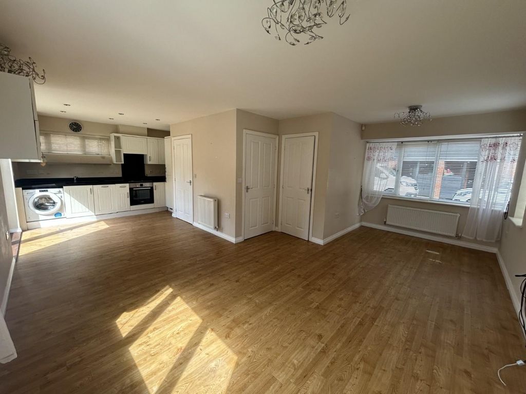Property photo 2 of 14 6ccc2742-19B5-4946-A9d6-Cfb6F984383E.Jpg