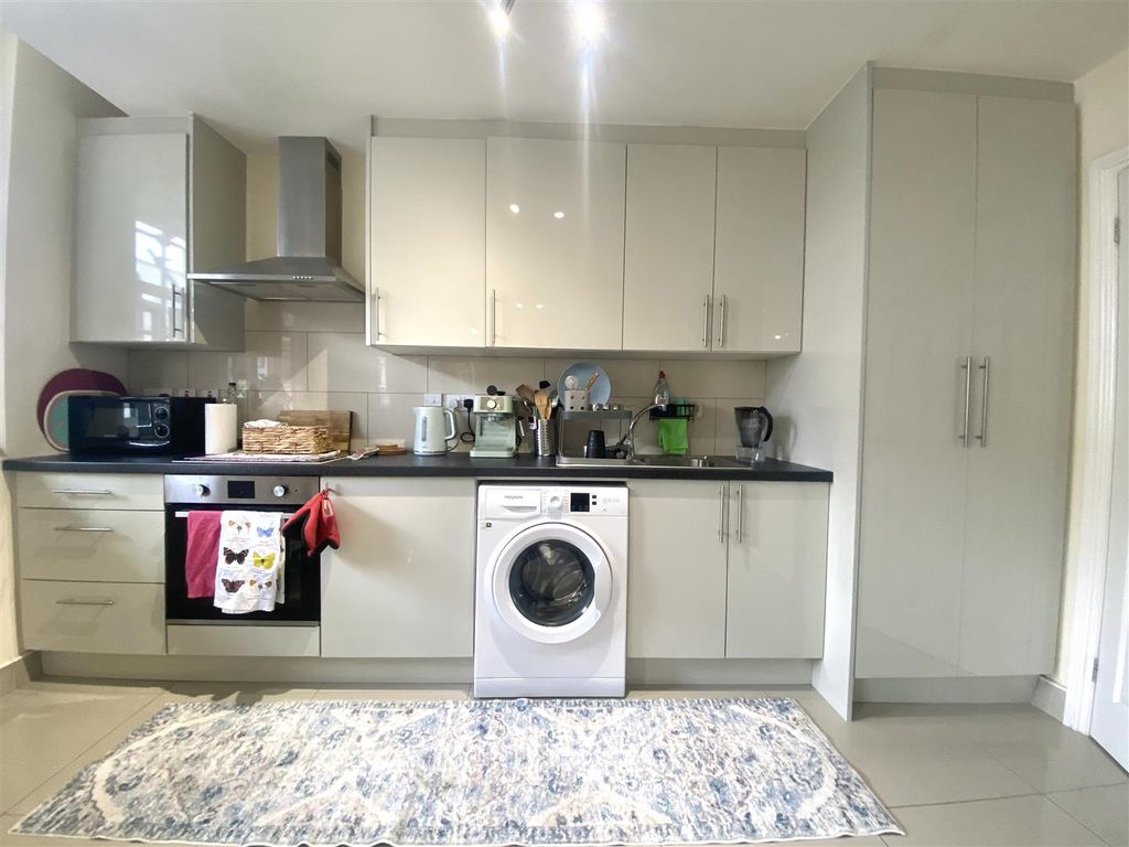 Property photo 3 of 5 Kitchen