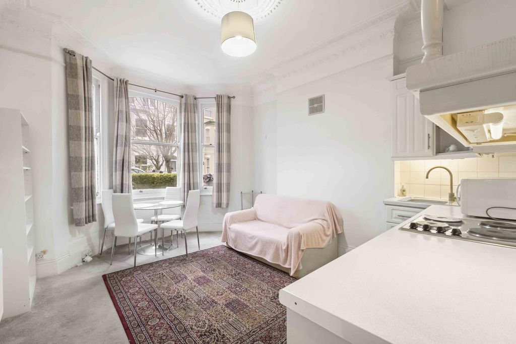 Property photo 1 of 7 Living Room