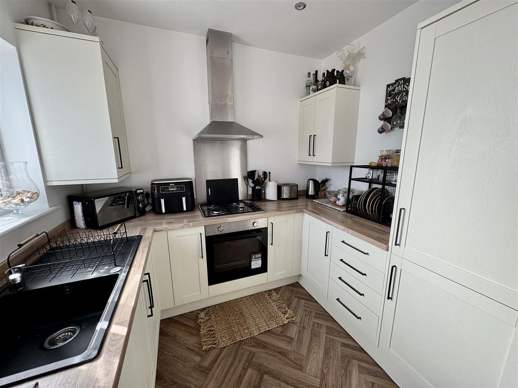 Property photo 3 of 12 Kitchen