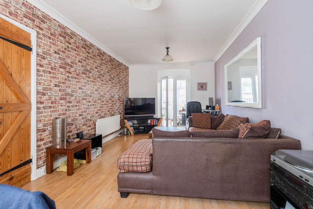 Property photo 2 of 20