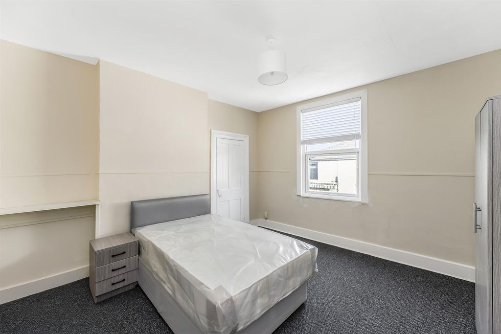 Property photo 1 of 10 425 High Road-7.Jpg