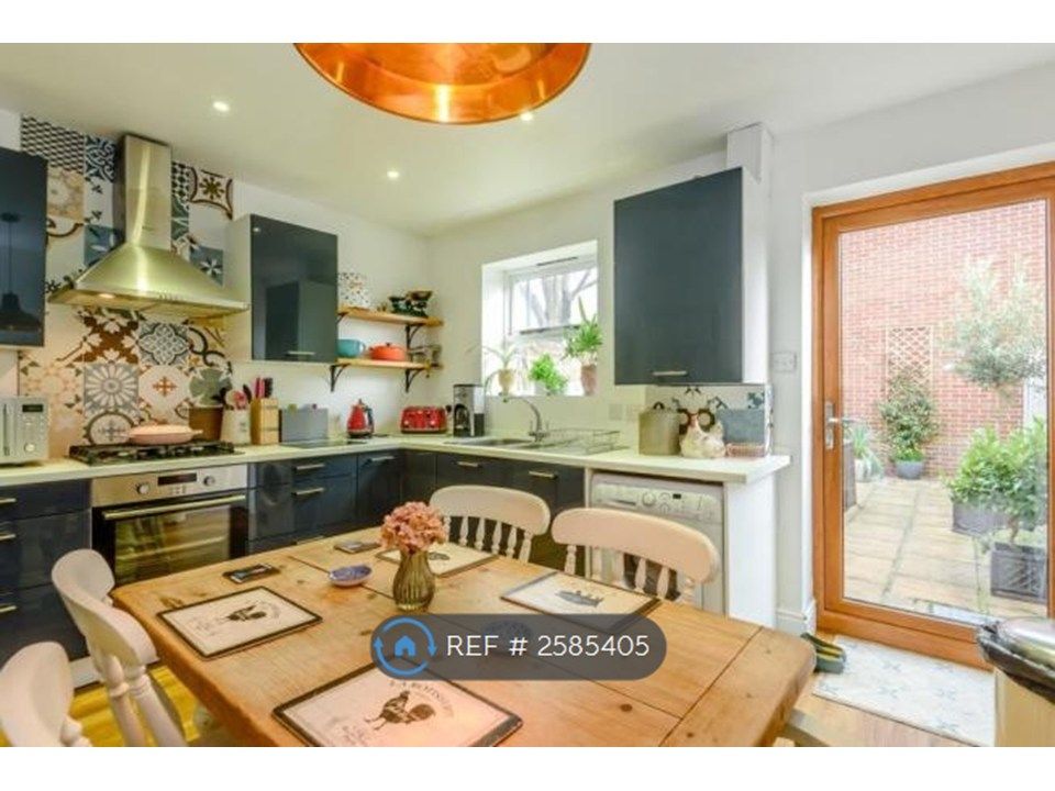 Property photo 3 of 8 Kitchen