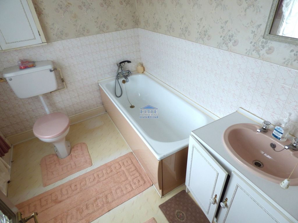 Property photo 3 of 18 Bathroom