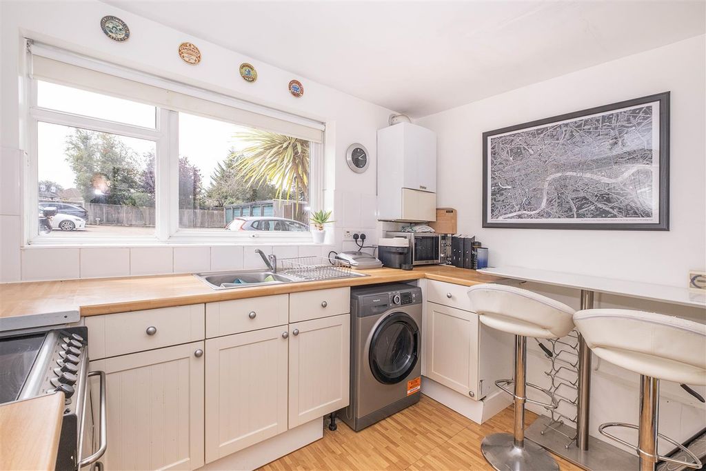 Property photo 3 of 11 51-Warwick-Gardens- (17).Jpg