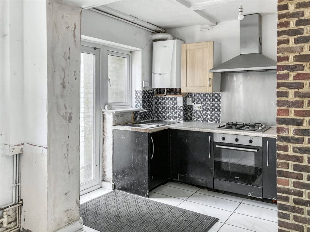 Property photo 3 of 11 Kitchen