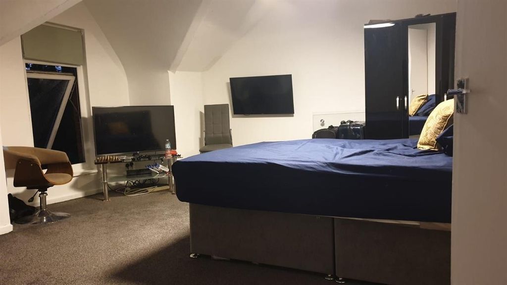 Property photo 1 of 9 Spacious, Well-Presented Bedroom With A Comfortabl...