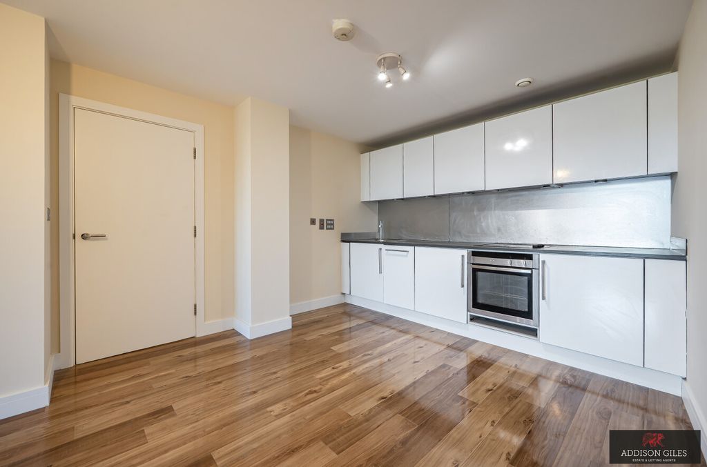 Property photo 3 of 15 Photo 6