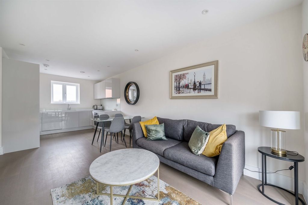 Property photo 2 of 7 Lounge