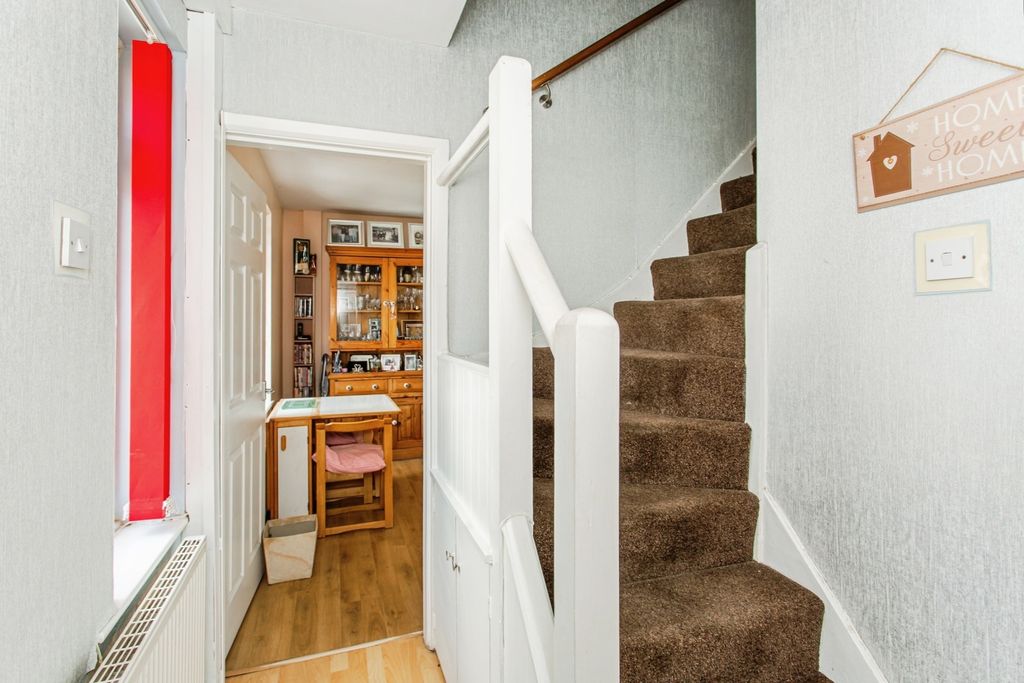 Property photo 2 of 17 Entrance Hall