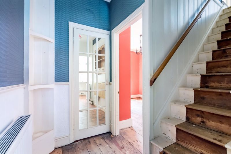 Property photo 2 of 11 Hallway