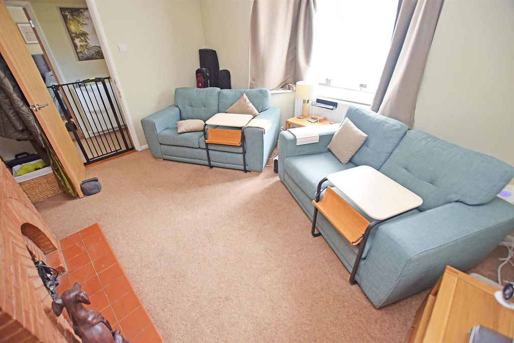 Property photo 3 of 13 Lounge