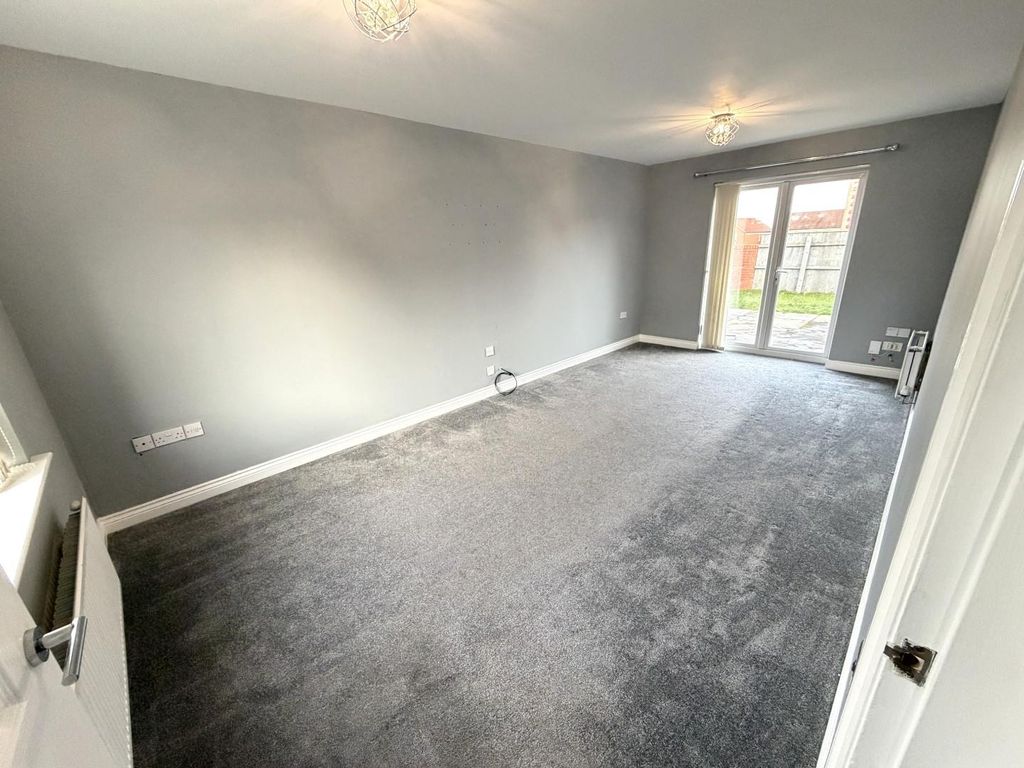 Property photo 2 of 19 Lounge