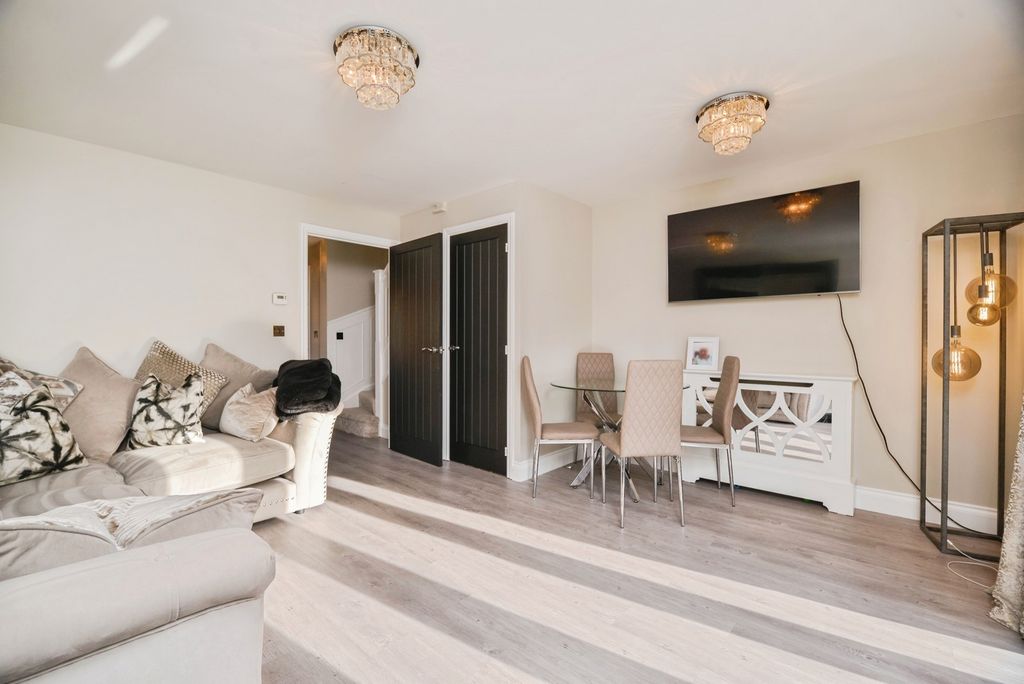 Property photo 2 of 17 Photo