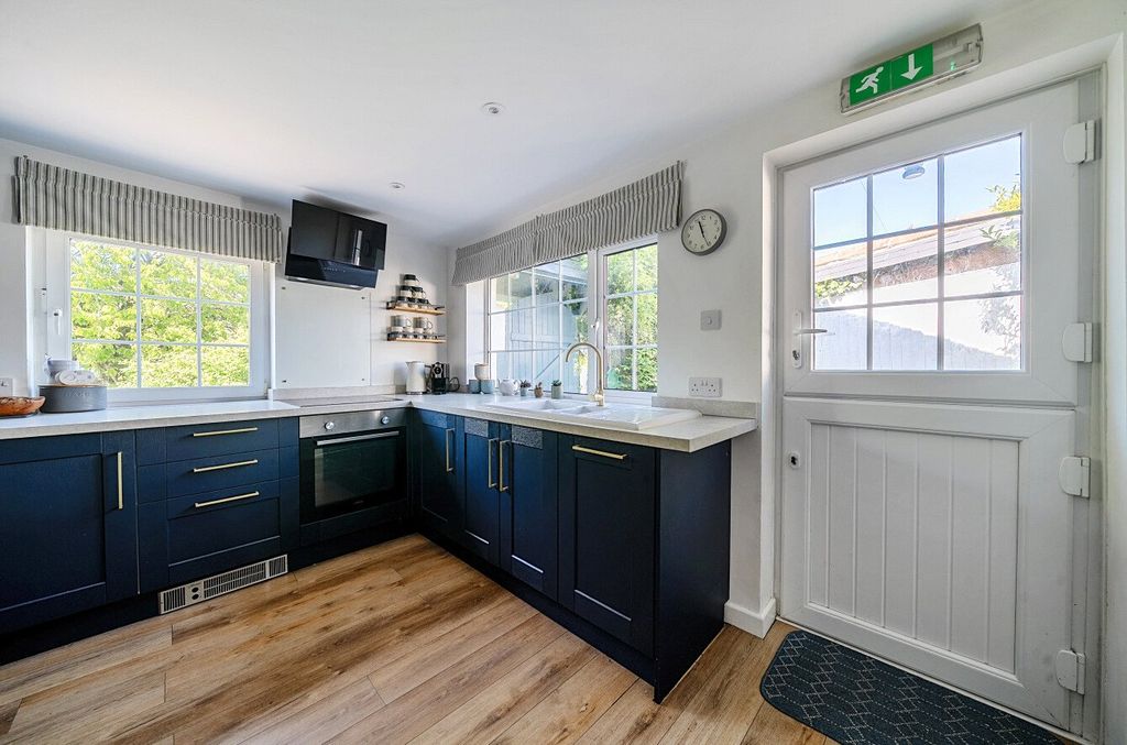 Property photo 3 of 11 Kitchen