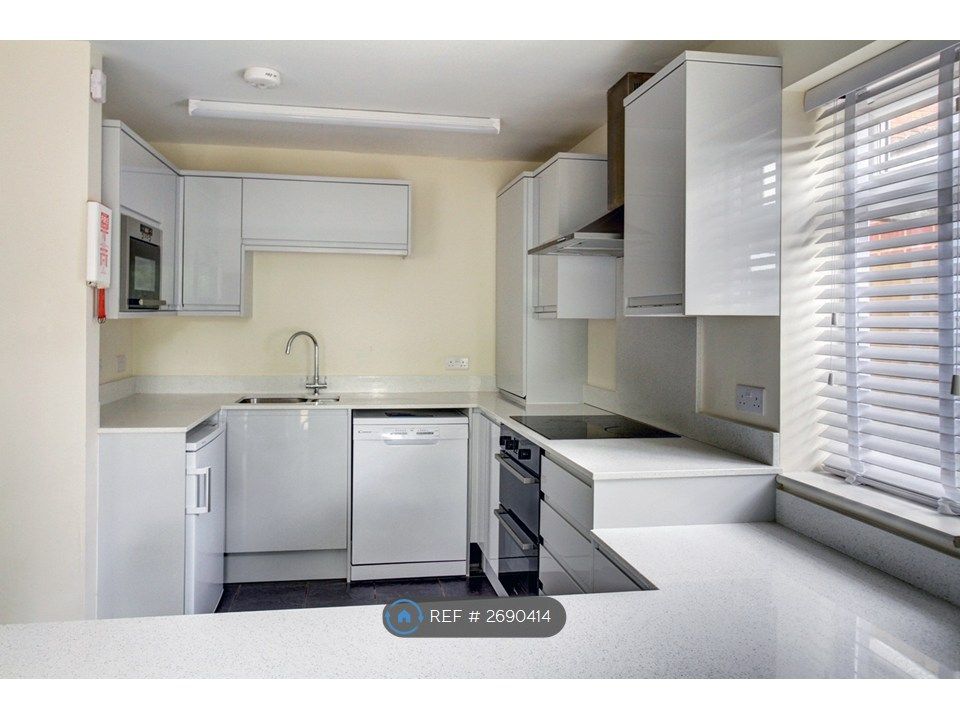 Property photo 3 of 11 Kitchen