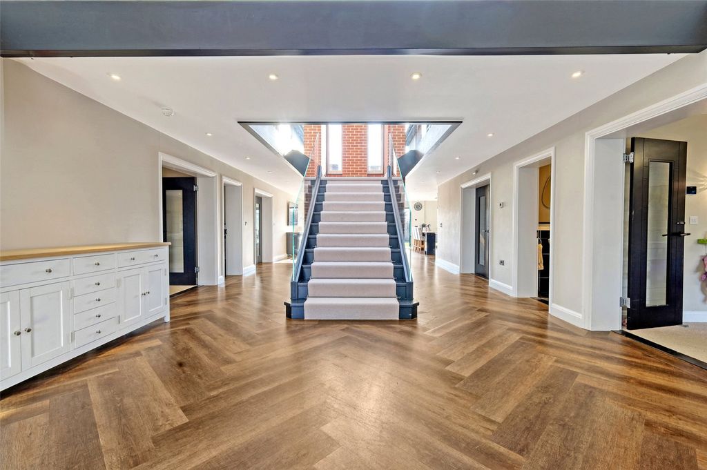Property photo 2 of 24 Entrance Hall