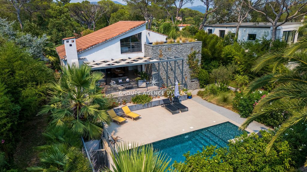 Property photo 1 of 17 Villa Saint Raphael 7 Rooms 184 m2
