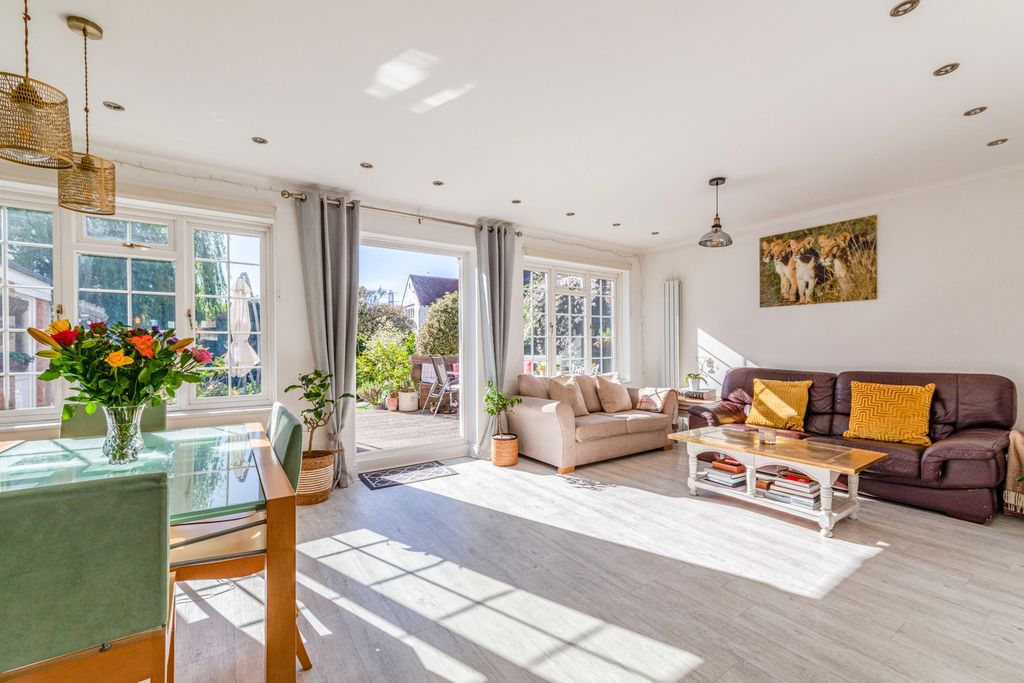 Property photo 2 of 29 Picture No. 15