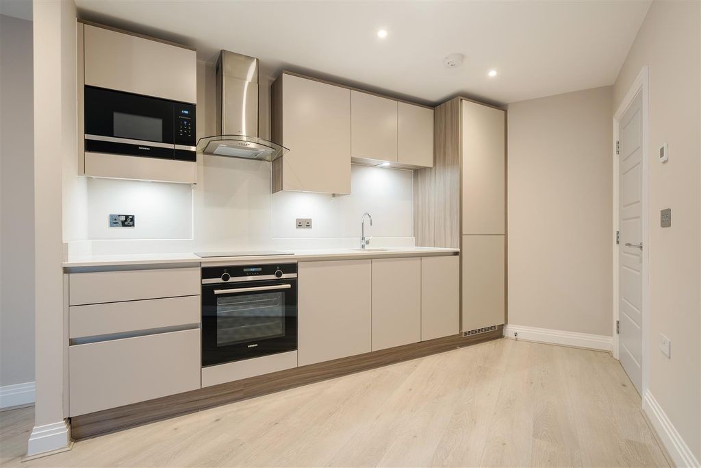 Property photo 3 of 10 Kitchen