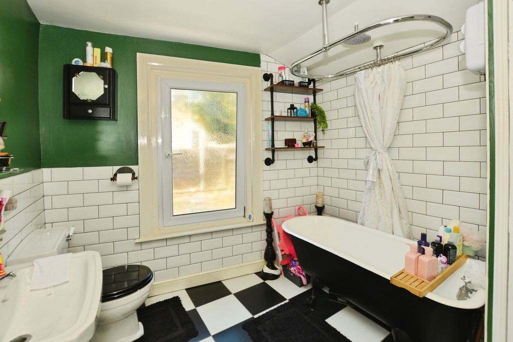 Property photo 3 of 17 Bathroom