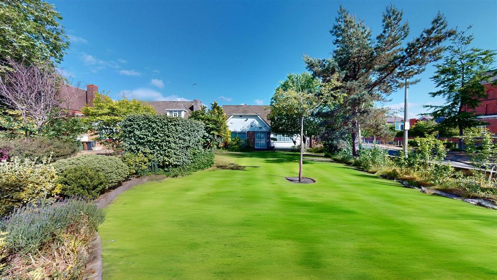 Property photo 3 of 33 Trafalgar Road Front Garden