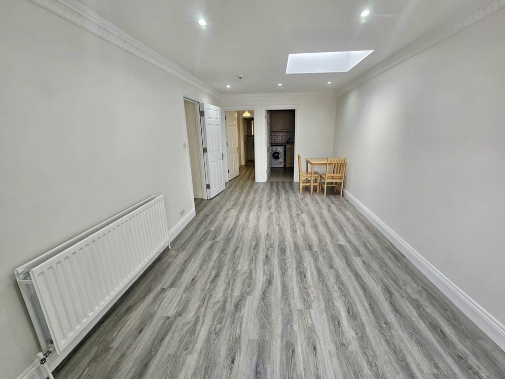 Property photo 3 of 9 Photo 6