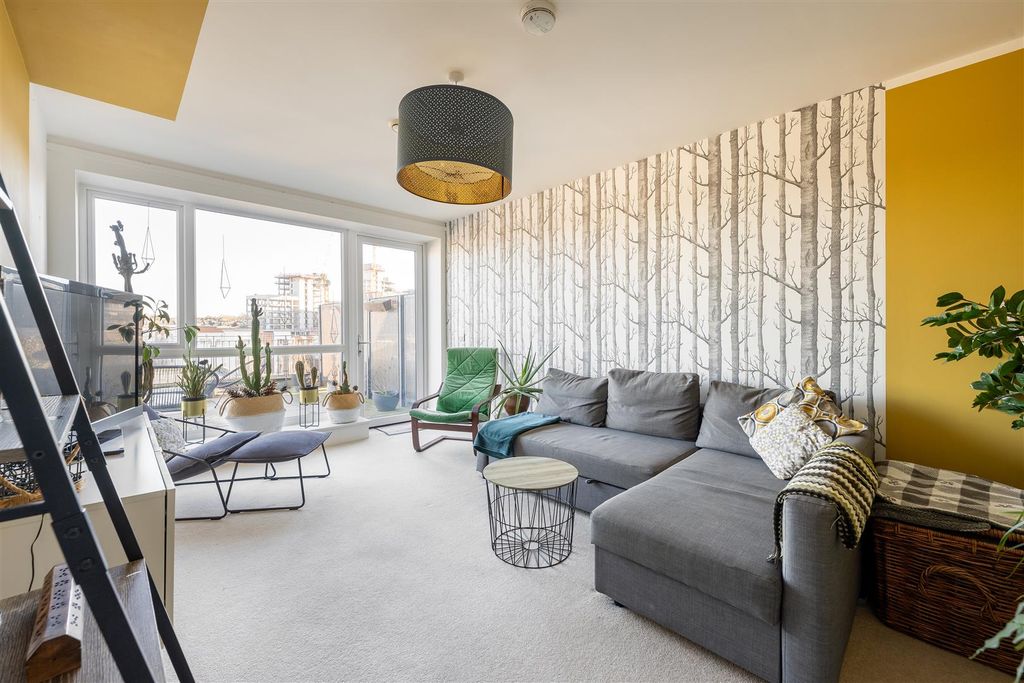 Property photo 1 of 24 Fulbourne Road, E17