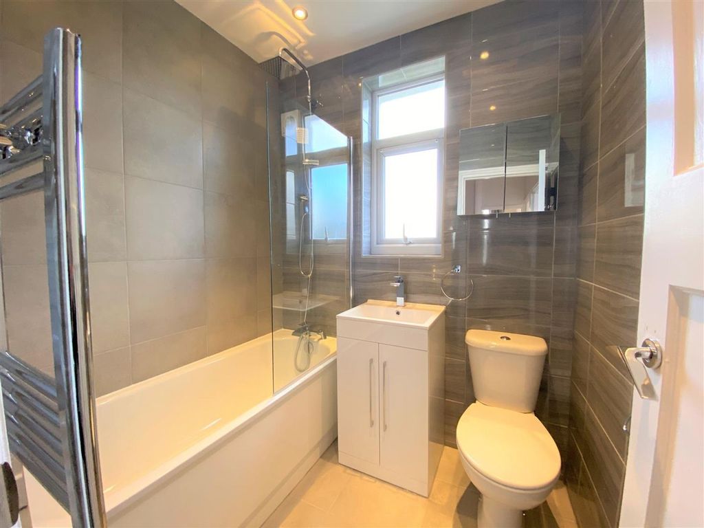 Property photo 2 of 12 Trelawney Rd Ig6