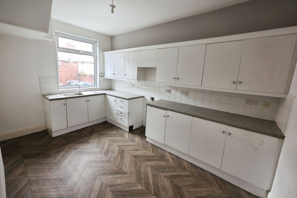 Property photo 3 of 8 Pbox-Kitchen-315878.Jpg