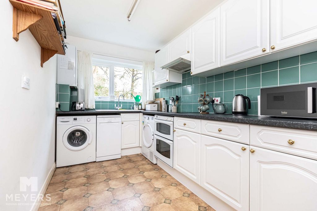 2 bed flat for salePortarlington Road, Bournemouth, 8 BH4 photo 4