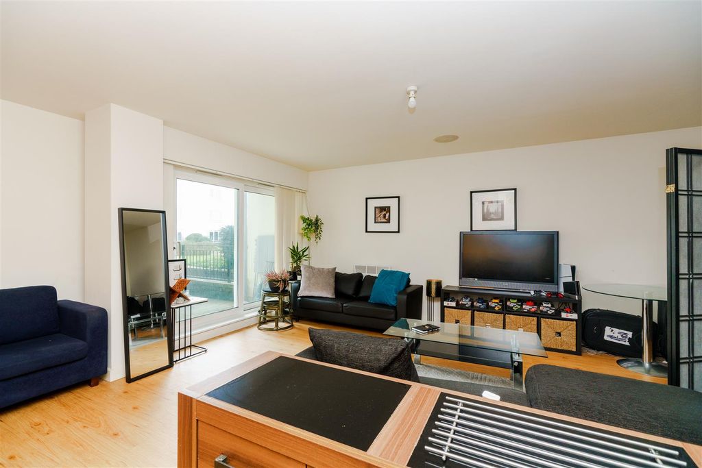 Property photo 3 of 10 001_Ascent_House_F16_Sbp04421.Jpg