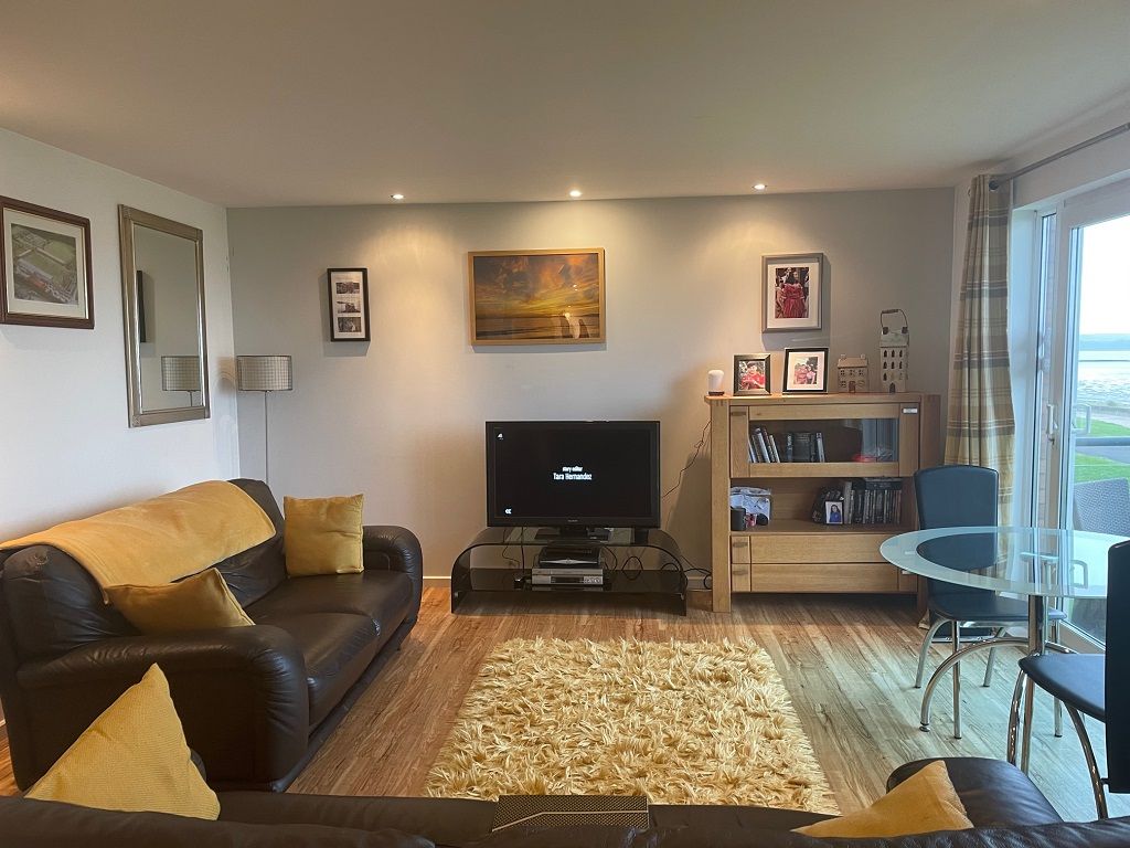 Property photo 3 of 7 Lounge