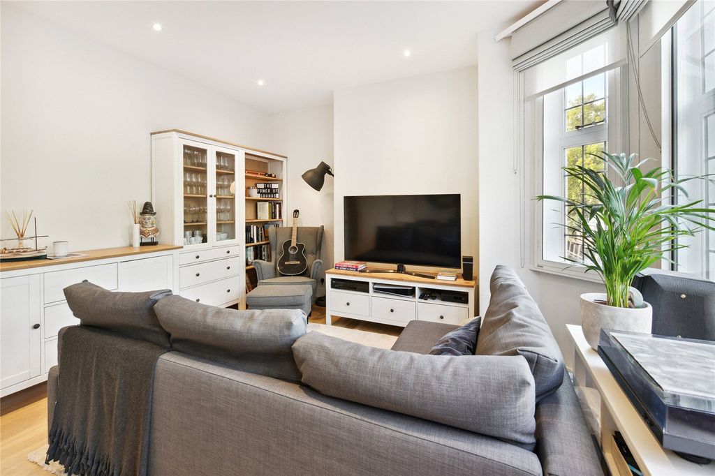 Property photo 1 of 13 Living Room