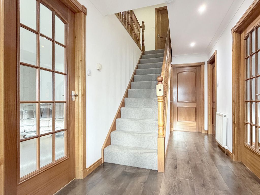 Property photo 2 of 40 Hallway