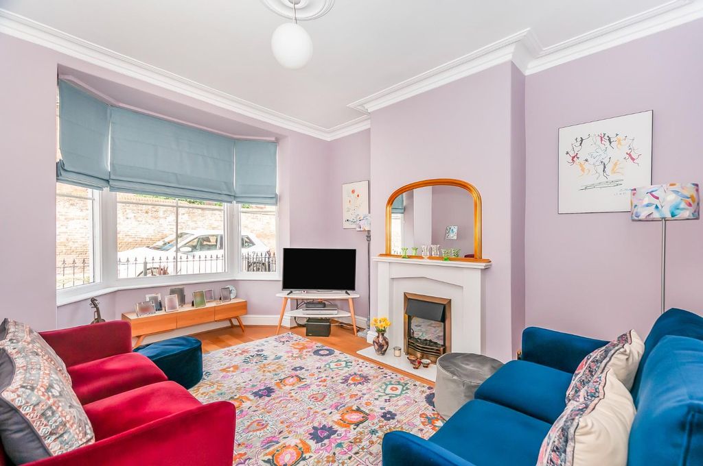 Property photo 3 of 17 43 Greyburn Lane7.Jpg